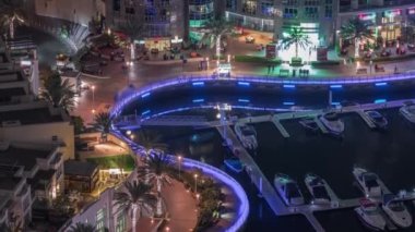 Dubai Marina Rıhtımı. Hava sahasında gece uçuşu zamanı, Dubai, BAE.