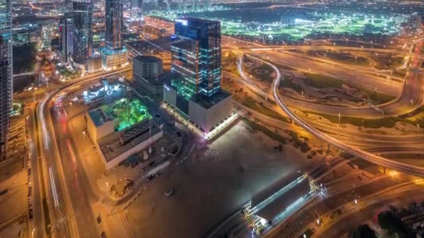 Vista aérea de la ciudad de los medios de comunicación y al barsha alturas zona de distrito noche timelapse desde Dubai marina. — Vídeo de stock