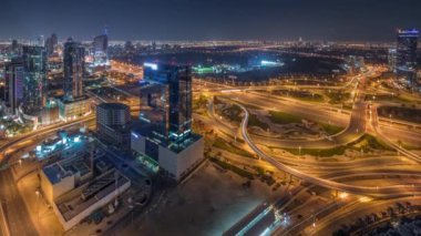 Medya şehri bölgesinin ve karayolu kavşağının tüm gece boyunca panoramik görüntüsü