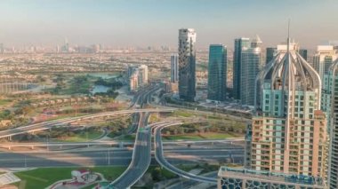 JLT ve Dubai Marina arasındaki büyük otoyol kavşağı Şeyh Zayed Yolu hava saatiyle kesişiyor..