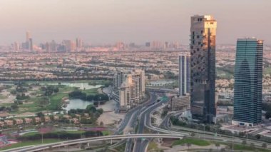 JLT ve Dubai Marina arasındaki büyük otoyol kavşağı Şeyh Zayed Yolu hava saatiyle kesişiyor..