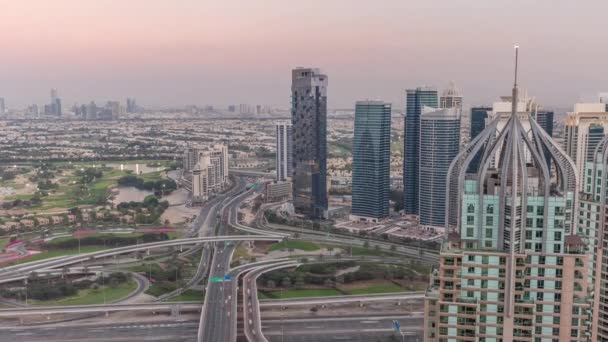Hatalmas autópálya kereszteződés a JLT körzet és a Dubai Marina közötti légi-éjszakai időeltolódás. — Stock videók
