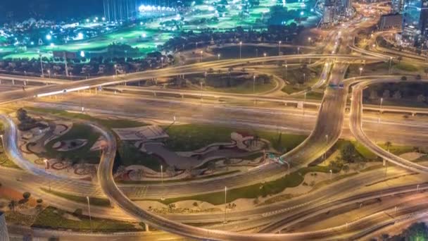 Enorme cruce de carreteras entre el distrito JLT y Dubai Marina noche timelapse. — Vídeo de stock