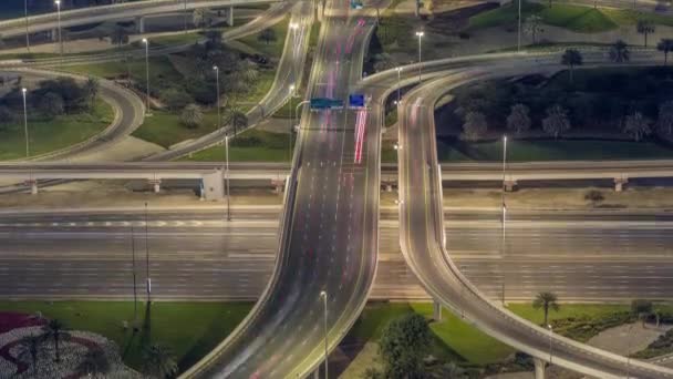 Величезний перехрестя шосе між JLT районом і Дубай-Марина вночі timelapse. — стокове відео