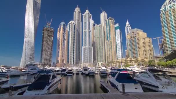 Dubai Marina s mrakodrapy a lodí Hyperlapse — Stock video