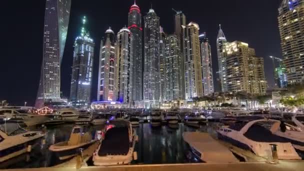 Dubai Marina mit Wolkenkratzern und Booten Hyperlapse — Stockvideo