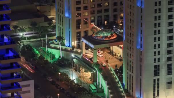 Vista de entrada al hotel en el puerto deportivo de Dubái por la noche desde la parte superior del rascacielos timelapse — Vídeo de stock