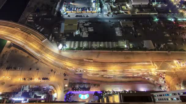 Вид города на дорогу Дубая с высоты небоскреба в ночное время — стоковое видео