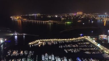 Palm Jumeirah liman ve Atlantis hotel gece gökdelen Dubai marina timelapse genel görünümden adlı yahcts ile