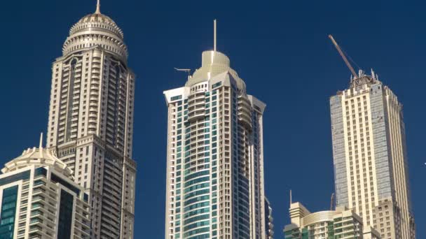 Rascacielos modernos en Dubai Marina, de cerca, en Dubai, EAU timelapse hyperlapse — Vídeo de stock