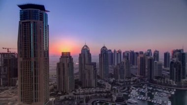 Dubai Marina 'da gün doğumu. Kuleleri ve yatı olan bir liman. Dubai, BAE zaman çizelgesi.