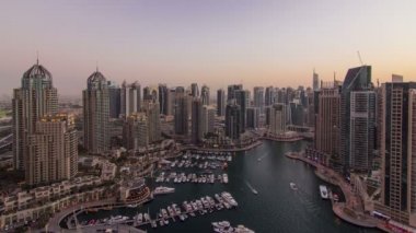 Dubai Yat Limanı ile liman ve modern kuleleri Yatlar gökdelen geçiş gün gece timelapse üstünden