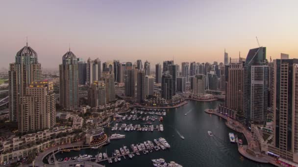 Dubai Marina med båtar i hamnen och moderna torn från toppen av skyskrapan övergången från dag till natt timelapse — Stockvideo