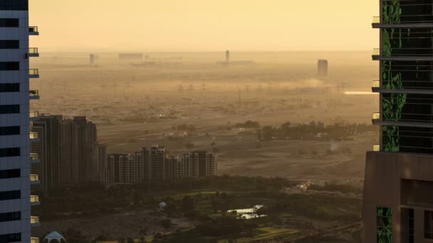 Утром после восхода солнца небоскрёб с видом на небоскрёб туманная погода в Дубае Марина в Объединенных Арабских Эмиратах — стоковое видео