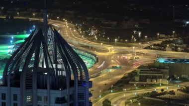 Otoyol kavşağı çatı timelapse kuleden ile gece. Dubai, Birleşik Arap Emirlikleri