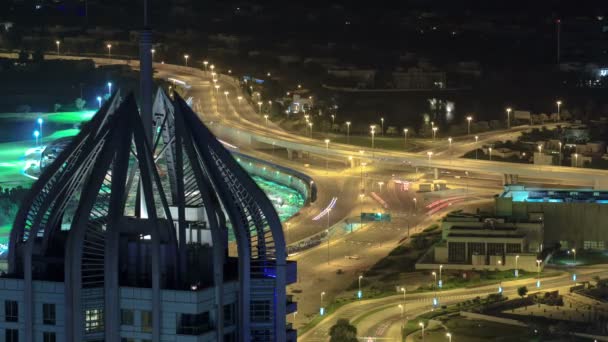 Autobahnkreuz in der Nacht mit Turm vom Dach Zeitraffer. dubai, uae — Stockvideo