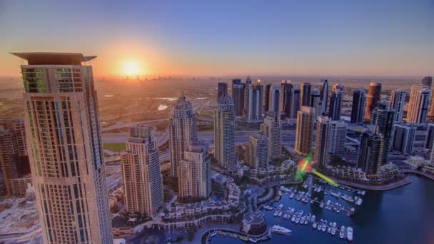 Sunrise Dubai Marina a tornyok és kikötő jacht a felhőkarcoló, Dubai, Egyesült Arab Emírségek timelapse — Stock videók