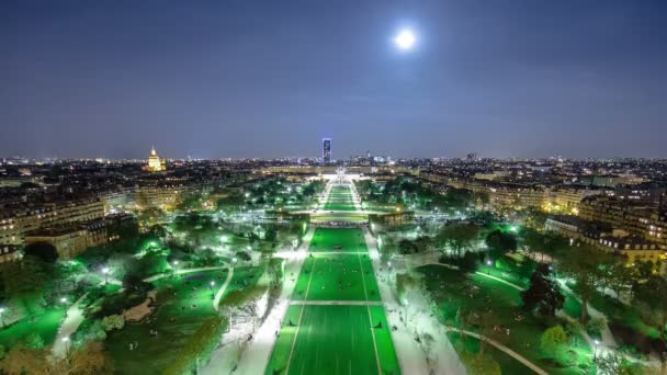 Yükselen Moon timelapse ile gece champs de Mars Eiffel Tower — Stok video