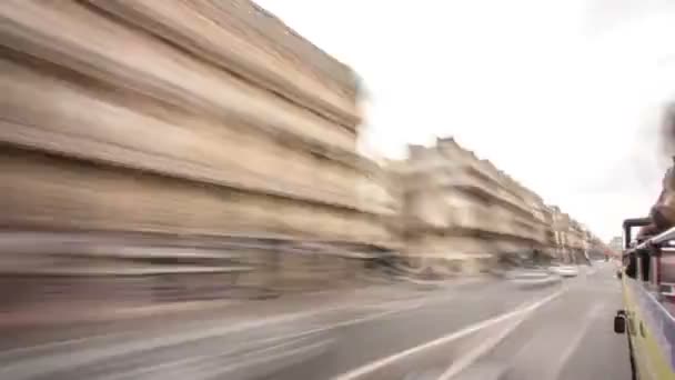 Vista desde el autobús turístico en movimiento por carretera y edificios es París, Francia, timelapse . — Vídeos de Stock