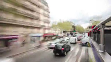 Görüntülemek taşımalarını yol ve binaların turistik veri yolunda Paris, Fransa, timelapse part1.
