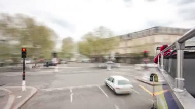Görüntülemek taşımalarını yol ve binaların turistik veri yolunda Paris, Fransa, timelapse Bölüm 2.