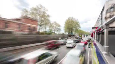 Görüntülemek taşımalarını yol ve binaların turistik veri yolunda Paris, Fransa, timelapse Bölüm 3.