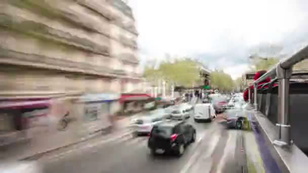 Vista desde el autobús turístico en movimiento en la carretera y los edificios es París, Francia, timelapse part1 . — Vídeos de Stock