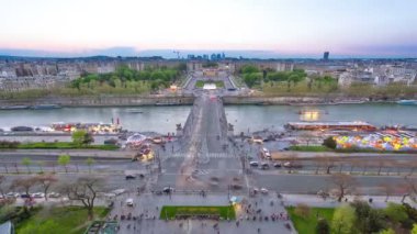 Seine Nehri, Trocadero ve La Defense Eiffel Tower görünümünü. Gece timelapse günler. Paris, Fransa, Europe.