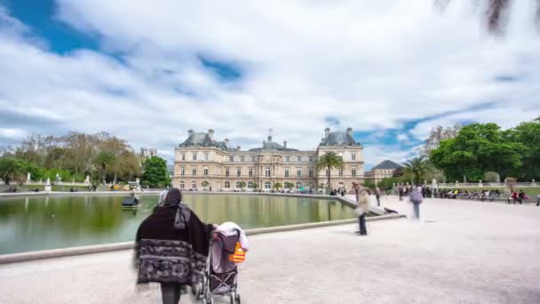 El Palacio de Luxemburgo en el Jardín de Luxemburgo o los Jardines de Luxemburgo en París, Francia. Vista de la fachada principal y el lapso de tiempo del estanque de agua hiperlapso — Vídeo de stock