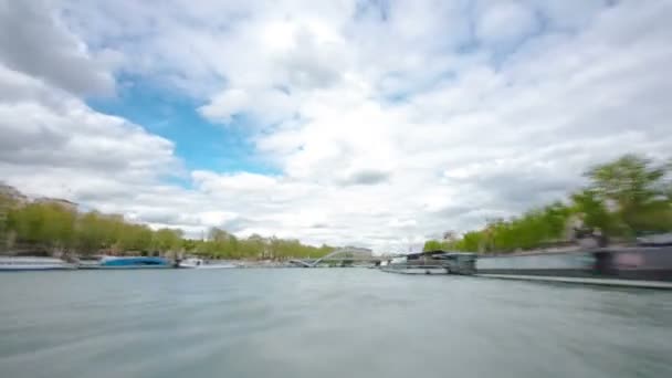 Párizs. A kirándulás motoros hajó úszik le a Szajna folyón a felhős tavaszi nap timelapse — Stock videók