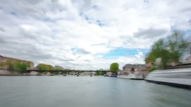 Парижі. Екскурсія теплохід плаває вниз по річці Сена в день timelapse дощ весни — стокове відео