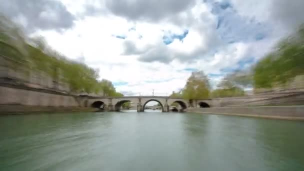 V Paříži. Výlet motorovou loď pluje po řece Seině v timelapse den zataženo na jaře