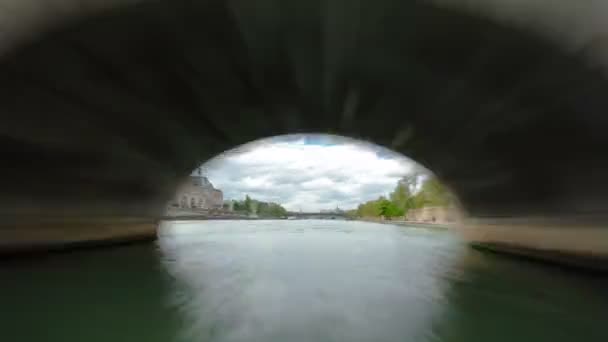 Paris. das Ausflugs-Motorschiff schwimmt im trüben Zeitraffer des Frühlingstages die Seine hinunter — Stockvideo