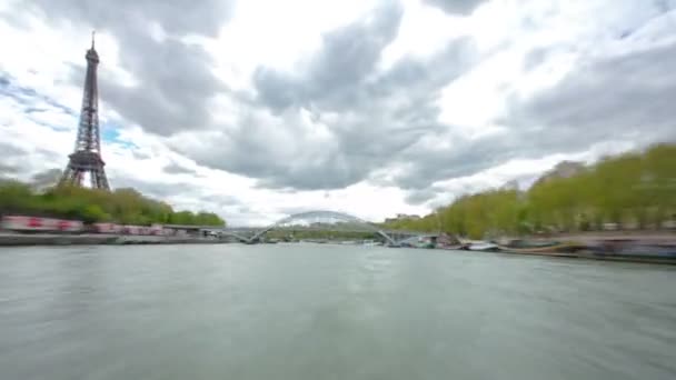 V Paříži. Výlet motorovou loď pluje po řece Seině v timelapse den zataženo na jaře — Stock video