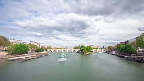 Oevers van de rivier Siene met Ile de la Cite timelapse, Parijs. — Stockvideo