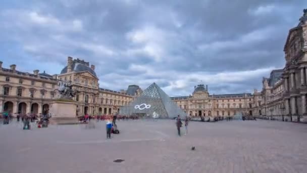 Turister vandrar nära Louvren i Paris timelapse hyperlapse — Stockvideo