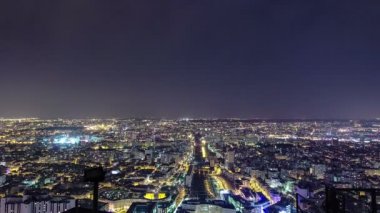 Şehir manzarası, gece. Paris, Fransa. Tur Montparnasse timelapse alınan