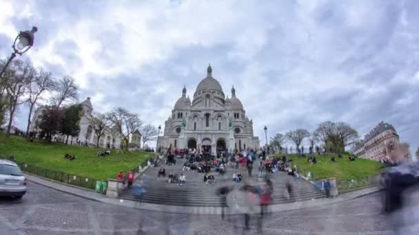 Multitud de turistas caminando cerca de la Basílica del Sacre Coeur en primavera timelapse París, Francia — Vídeo de stock