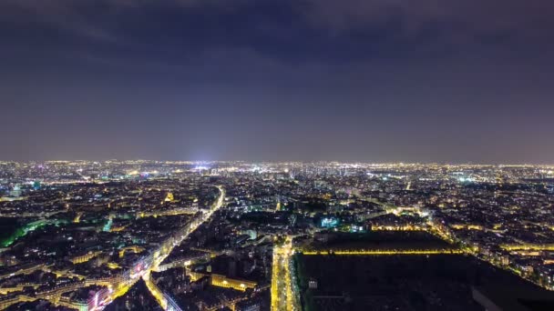 A city skyline éjjel. Paris, Franciaország. A tour Montparnasse timelapse vett — Stock videók