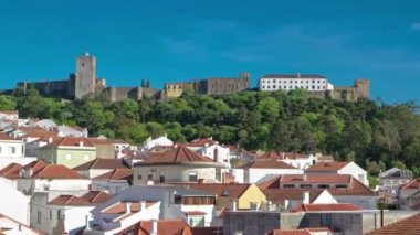 Kale city Sesimbra, Portekiz Atlantik kıyısında timelapse yakınındaki kırmızı çatılı evleriyle