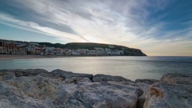 Sesimbra Portekiz, panorama timelapse küçük kasaba güneş doğarken