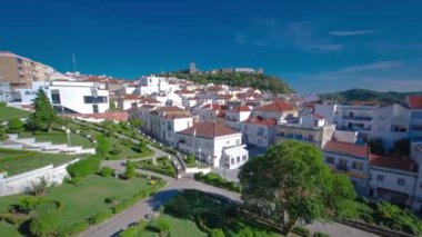 Kale city Sesimbra, Portekiz Atlantik kıyısında timelapse yakınındaki kırmızı çatılı evleriyle