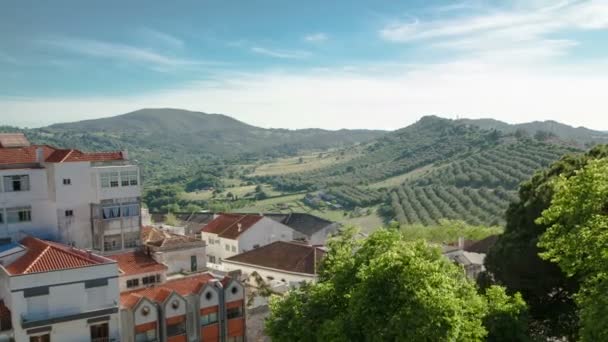 Winnice na wzgórzach Portugalii z ładne domy w pobliżu Sesimbra timelapse — Wideo stockowe