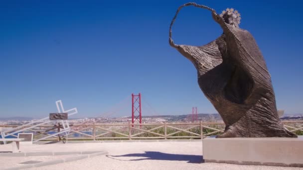 Bron som förbinder staden Lissabon Almada tr synvinkel med statyn, Lissabon timelapse i kommunen — Stockvideo