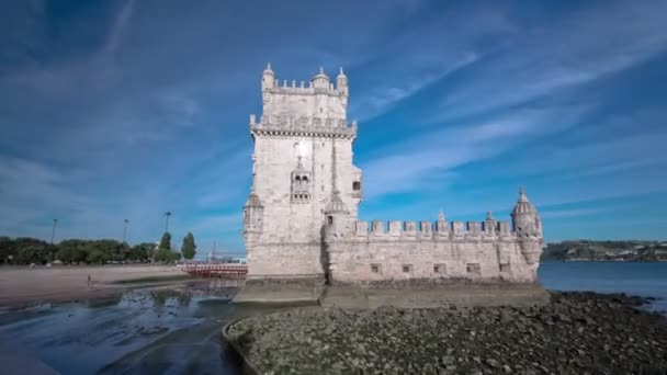 Belem Tower is een versterkte toren gelegen in de civil parish van Santa Maria de Belem in Lissabon, Portugal timelapse hyperlapse — Stockvideo