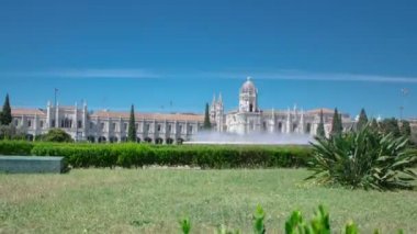 Jeronimos Monastery veya Hieronymites Manastırı çim ve çeşme ile Lizbon, Portekiz timelapse hyperlapse içinde yer alır