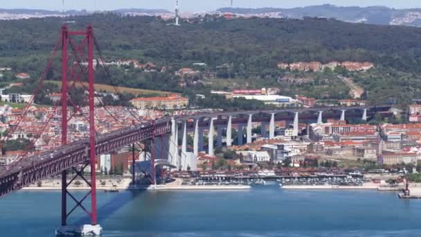 25. April Hängebrücke über den Fluss Tagus, die Almada und Lissabon im portugiesischen Zeitraffer verbindet — Stockvideo