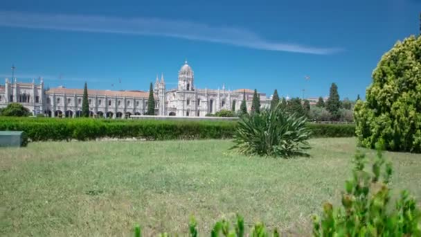 Jeronimos Monastery veya Hieronymites Manastırı çim ve çalılar ile Lizbon, Portekiz timelapse hyperlapse içinde yer alır — Stok video