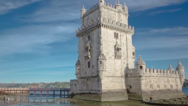 Belem turm ist ein befestigter turm in der bürgerlichen pfarrei santa maria de belem in Lissabon, portugal timelapse — Stockvideo