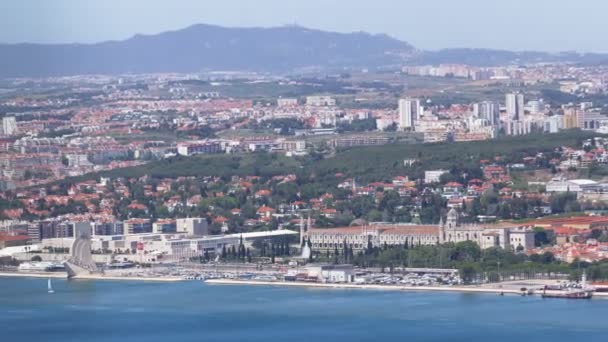 Panorámás kilátás nyílik a lisszaboni skyline, dokkok és a Tejo-folyóra, Lisszabon, Portugália-timelapse — Stock videók